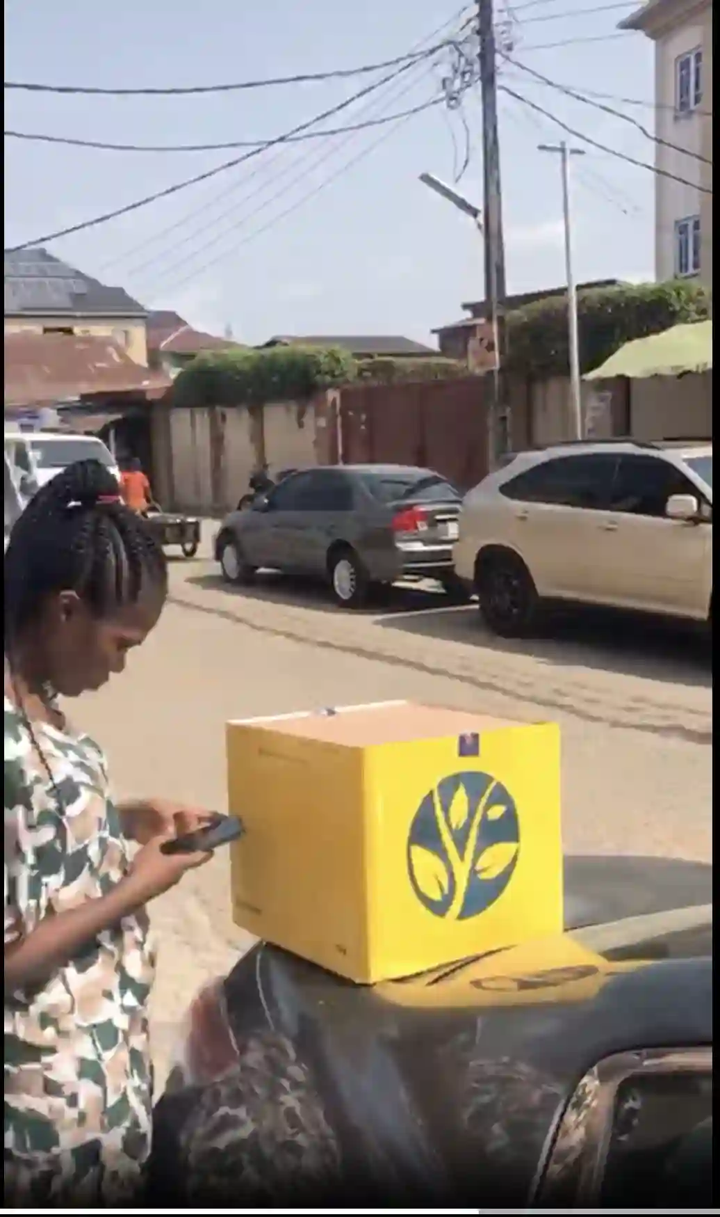 customer-making-payment-after-cake-was-delivered-to-her-get-at-costain-bus-stop-apapa-road-ebute-meta-lagos