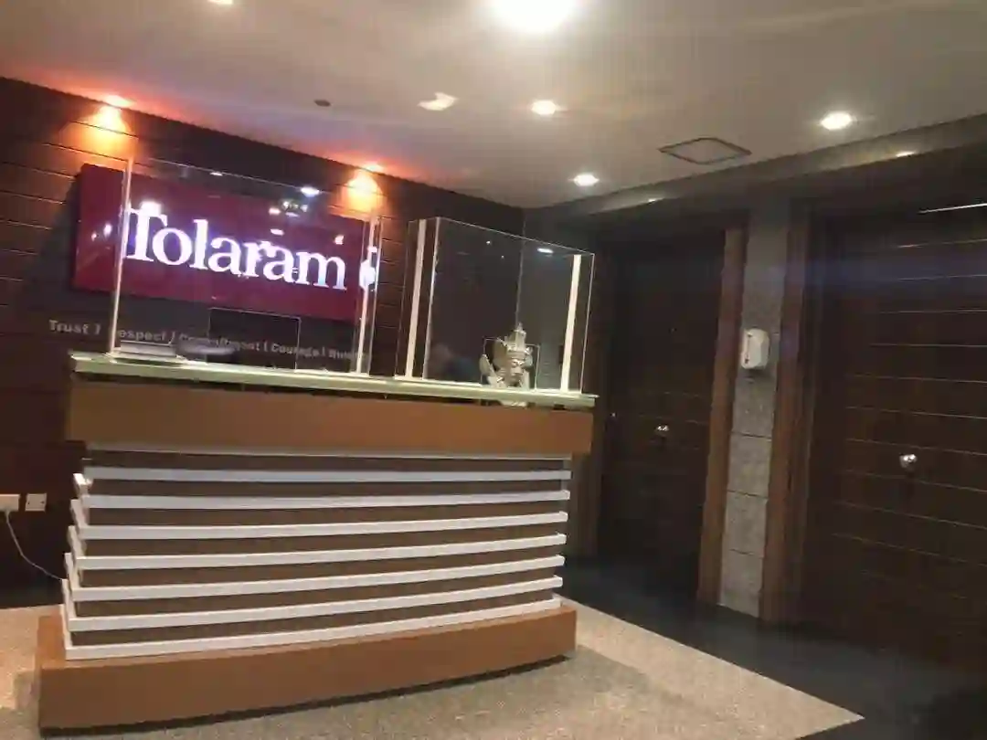 yefepere-delivery-team-inside-nipost-towers-23-adeola-odeku-st-victoria-island-lagos-to-deliver-birthday-cake-to-a-customer